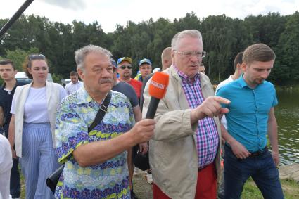 Московская область, д. Мисайлово. Политический обозреватель `Комсомольской правды` Александр Гамов и лидер ЛДПР Владимир Жириновский (слева направо) на фестивале семейной рыбалки с радио `Комсомольская правда` в парке рыбалки и отдыха `Лагуна`.