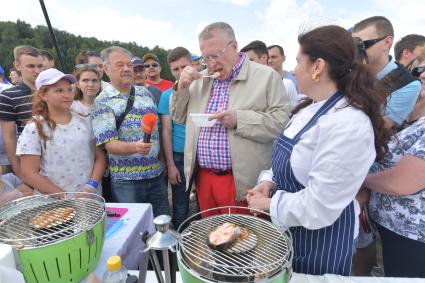 Московская область, д. Мисайлово. Политический обозреватель `Комсомольской правды` Александр Гамов (второй слева) и лидер ЛДПР Владимир Жириновский (второй справа) на фестивале семейной рыбалки с радио `Комсомольская правда` в парке рыбалки и отдыха `Лагуна`.