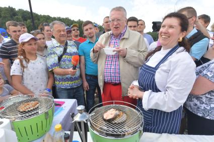 Московская область, д. Мисайлово. Политический обозреватель `Комсомольской правды` Александр Гамов (второй слева) и лидер ЛДПР Владимир Жириновский (второй справа) на фестивале семейной рыбалки с радио `Комсомольская правда` в парке рыбалки и отдыха `Лагуна`.