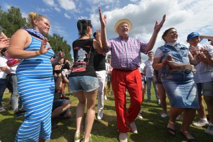 Московская область, д. Мисайлово. Лидер ЛДПР Владимир Жириновский  во время фестиваля семейной рыбалки с радио `Комсомольская правда` в парке рыбалки и отдыха `Лагуна`.