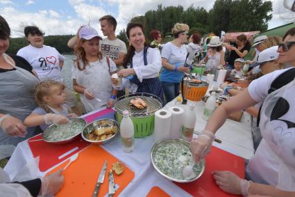 Московская область, д. Мисайлово.  На фестивале семейной рыбалки с радио `Комсомольская правда` в парке рыбалки и отдыха `Лагуна`.