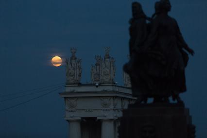 Волгоград.  Частичное лунное затмение.