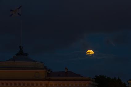 Санкт-Петербург.  Частичное лунное затмение  рядом с Адмиралтейством.