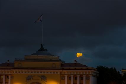 Санкт-Петербург.  Частичное лунное затмение  рядом с Адмиралтейством.