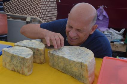 Истринский район, д. Дубровское. Фермерские продукты на сырном фестивале`Импортозамещение`.