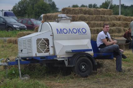 Истринский район, д. Дубровское. Фермер рядом со своей продукцией на сырном фестивале`Импортозамещение`.