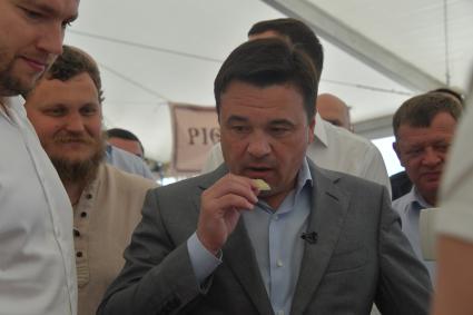 Истринский район, д. Дубровское. Министр сельского хозяйства и продовольствия Подмосковья Андрей Разин (слева) и губернатор Московской области Андрей Воробьев на сырном фестивале `Импортозамещение`.