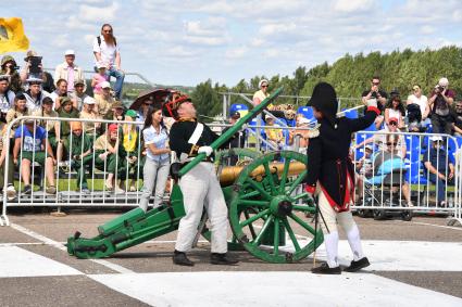 Московская область, Бородино. Реконструкторы в исторических костюмах  французской армии времен Отечественной войны 1812 года перед началом турнира `Живые шахматы` на территории  Бородинского военно-исторического музея-заповедника.