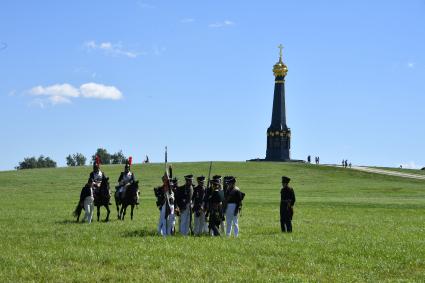 Московская область, Бородино. Реконструкторы в исторических костюмах русской армии времен Отечественной войны 1812 года перед началом турнира `Живые шахматы` на территории  Бородинского военно-исторического музея-заповедника.