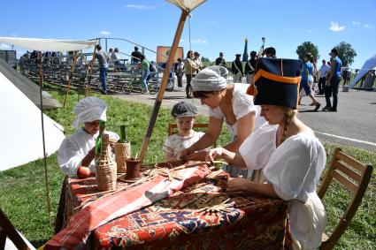 Московская область, Бородино. Реконструкторы в исторических костюмах  времен Отечественной войны 1812 года перед началом турнира `Живые шахматы` на территории  Бородинского военно-исторического музея-заповедника.
