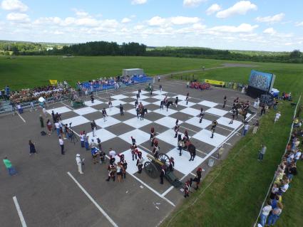 Московская область, Бородино. Реконструкторы в исторических костюмах русской и французской армий времен Отечественной войны 1812 года участвуют в турнире `Живые шахматы` на территории Бородинского военно-исторического  музея-заповедника.