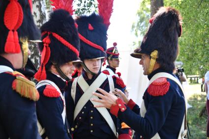 Московская область, Бородино. Реконструкторы в исторических костюмах французской армии времен Отечественной войны 1812 года перед началом турнира `Живые шахматы` на территории  Бородинского военно-исторического музея-заповедника.