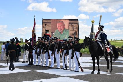 Московская область, Бородино. Реконструкторы в исторических костюмах русской армии времен Отечественной войны 1812 года перед началом турнира `Живые шахматы` на территории  Бородинского военно-исторического музея-заповедника.