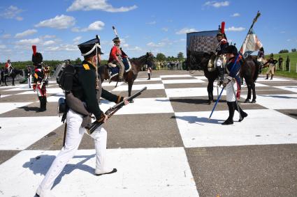 Московская область, Бородино. Реконструкторы в исторических костюмах русской армии времен Отечественной войны 1812 года перед началом турнира `Живые шахматы` на территории  Бородинского военно-исторического музея-заповедника.