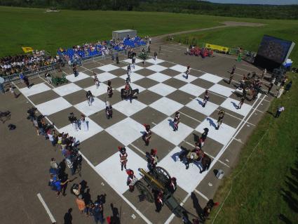 Московская область, Бородино. Реконструкторы в исторических костюмах русской и французской армий времен Отечественной войны 1812 года участвуют в турнире `Живые шахматы` на территории Бородинского военно-исторического  музея-заповедника.