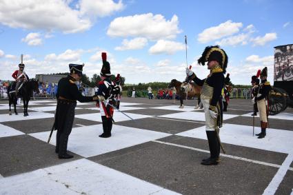 Московская область, Бородино. Реконструкторы в исторических костюмах русской армии времен Отечественной войны 1812 года перед началом турнира `Живые шахматы` на территории  Бородинского военно-исторического музея-заповедника.