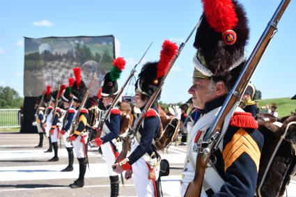 Московская область, Бородино. Реконструкторы в исторических костюмах французской армии времен Отечественной войны 1812 года перед началом турнира `Живые шахматы` на территории  Бородинского военно-исторического музея-заповедника.