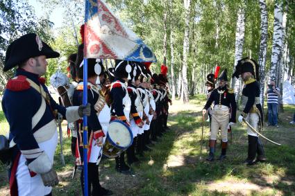Московская область, Бородино. Реконструкторы в исторических костюмах французской армии времен Отечественной войны 1812 года перед началом турнира `Живые шахматы` на территории  Бородинского военно-исторического музея-заповедника.