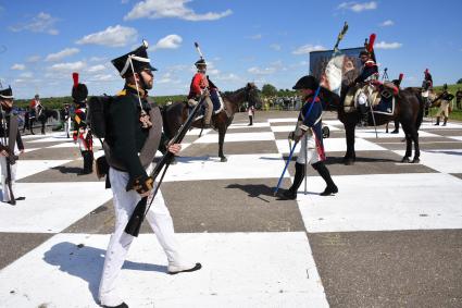 Московская область, Бородино. Реконструкторы в исторических костюмах русской  и французской армий времен Отечественной войны 1812 года перед началом турнира `Живые шахматы` на территории  Бородинского военно-исторического музея-заповедника.