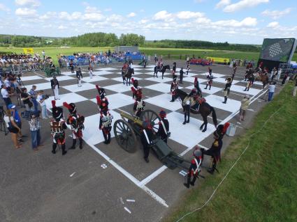 Московская область, Бородино. Реконструкторы в исторических костюмах русской и французской армий времен Отечественной войны 1812 года участвуют в турнире `Живые шахматы` на территории Бородинского военно-исторического  музея-заповедника.