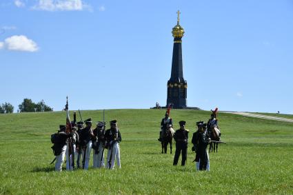 Московская область, Бородино. Реконструкторы в исторических костюмах русской армии времен Отечественной войны 1812 года перед началом турнира `Живые шахматы` на территории  Бородинского военно-исторического музея-заповедника.