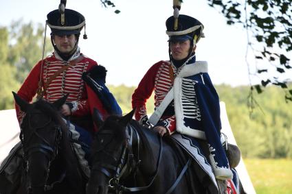 Московская область, Бородино. Реконструкторы в исторических костюмах русской  и французской армии времен Отечественной войны 1812 года перед началом турнира `Живые шахматы` на территории  Бородинского военно-исторического музея-заповедника.
