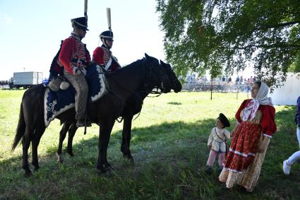 Московская область, Бородино. Реконструкторы в исторических костюмах русской  и французской армии времен Отечественной войны 1812 года перед началом турнира `Живые шахматы` на территории  Бородинского военно-исторического музея-заповедника.