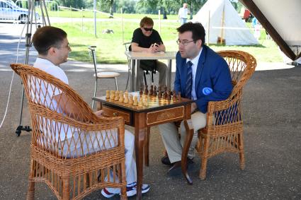 Московская область, Бородино. Историческую шахматную партию разыграли Дмитрий Яковенко и преподаватель Высшей школы Экономики Михаил Стровский (справа).