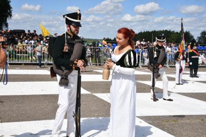 Московская область, Бородино. Реконструкторы в исторических костюмах  русской армии времен Отечественной войны 1812 года перед началом турнира `Живые шахматы` на территории  Бородинского военно-исторического музея-заповедника.