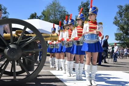 Московская область, Бородино. Девушки- барабанщицы перед началом турнира   `Живые шахматы`на территории военно-исторического  музея-заповедника Бородинское поле.