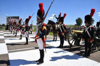 Московская область, Бородино. Реконструкторы в исторических костюмах французской армии времен Отечественной войны 1812 года перед началом турнира `Живые шахматы` на территории  Бородинского военно-исторического музея-заповедника.