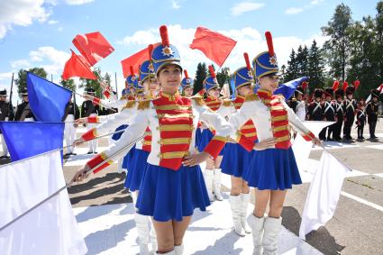 Московская область, Бородино. Девушки- барабанщицы перед началом турнира   `Живые шахматы`на территории военно-исторического  музея-заповедника Бородинское поле.