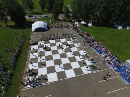 Московская область, Бородино. Реконструкторы в исторических костюмах русской и французской армий времен Отечественной войны 1812 года участвуют в турнире `Живые шахматы` на территории Бородинского военно-исторического  музея-заповедника.