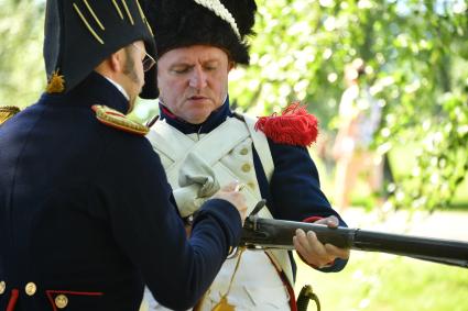 Московская область, Бородино. Реконструкторы в исторических костюмах русской и французской армий времен Отечественной войны 1812 года участвуют в турнире `Живые шахматы` на территории Бородинского военно-исторического  музея-заповедника.