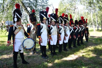 Московская область, Бородино. Реконструкторы в исторических костюмах французской армии времен Отечественной войны 1812 года перед началом турнира `Живые шахматы` на территории  Бородинского военно-исторического музея-заповедника.