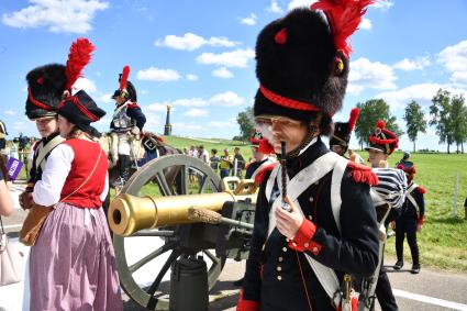 Московская область, Бородино. Реконструкторы в исторических костюмах  французской армии времен Отечественной войны 1812 года перед началом турнира `Живые шахматы` на территории  Бородинского военно-исторического музея-заповедника.