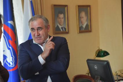 Москва. Вице-спикер Госдумы РФ Сергей Неверов в своем кабинете в Госдуме.