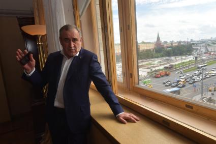 Москва. Вице-спикер Госдумы РФ Сергей Неверов в своем кабинете в Госдуме.