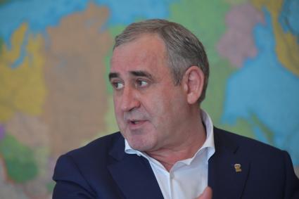 Москва. Вице-спикер Госдумы РФ Сергей Неверов в своем кабинете в Госдуме.