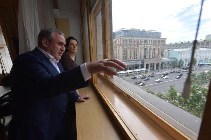 Москва. Корреспондент `Комсомольской правды` Елена Кривякина и вице-спикер Госдумы РФ Сергей Неверов в его кабинете в Госдуме.