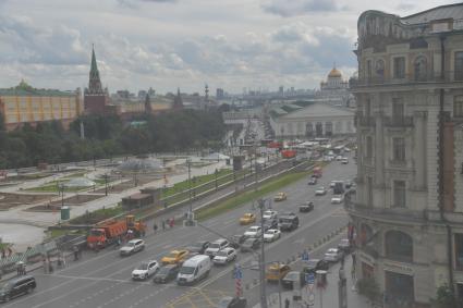 Москва. Вид из окна рабочего кабинета вице-спикера Госдумы РФ Сергея Неверова на Манежную площадь.