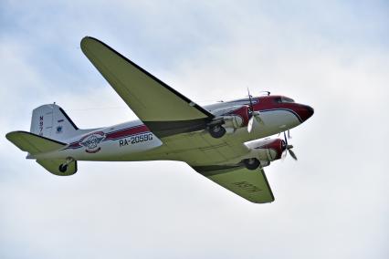 Новосибирская область. Самолет Douglas DC-3  в небе во время авиашоу `Взлетай, мой край родной!` на аэродроме Мочище.