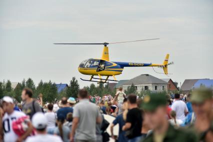 Новосибирская область.  Вертолет Robinson R44 во время авиашоу `Взлетай, мой край родной!` на аэродроме Мочище.