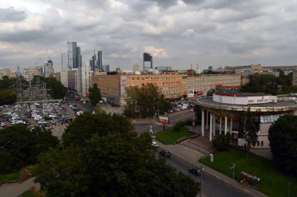 Москва. Вид на здание торгового комплекса `Горбушкин двор`.