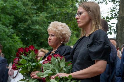 Санкт-Петербург. Вдова А.Собчака, член комитета Совета Федерации РФ по конституционному законодательству и государственному строительству Людмила Нарусова и дочь А.Собчака, телеведущая Ксения Собчак (слева направо) во время церемонии возложения цветов к памятнику первому мэру Санкт-Петербурга Анатолию Собчаку, которому 10 августа исполнилось бы 80 лет, на Васильевском острове.