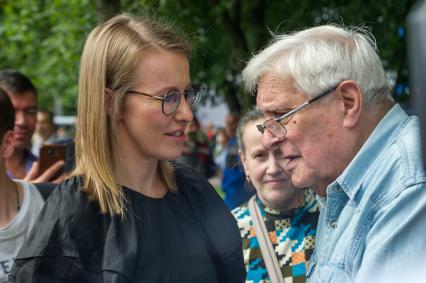 Санкт-Петербург. Дочь А.Собчака, телеведущая Ксения Собчак и актер Олег Басилашвили во время церемонии возложения цветов к памятнику первому мэру Санкт-Петербурга Анатолию Собчаку, которому 10 августа исполнилось бы 80 лет, на Васильевском острове.