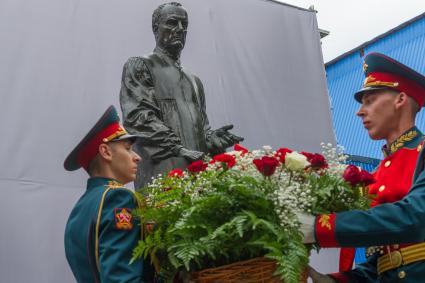 Санкт-Петербург.   Памятник первому мэру Санкт-Петербурга Анатолию Собчаку на Васильевском острове.