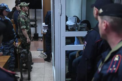 Москва. Конвой в зале суда, где проходит слушание по делу `банды ГТА `.