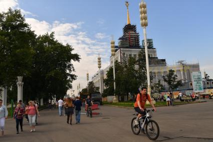 Москва.  Посетители на территории ВДНХ.