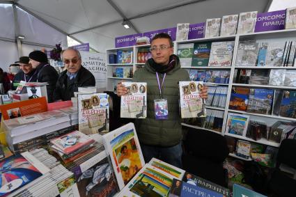 Москва. Стенд издательского дома `Комсомольская правда` на книжном фестивале `Красная площадь`.